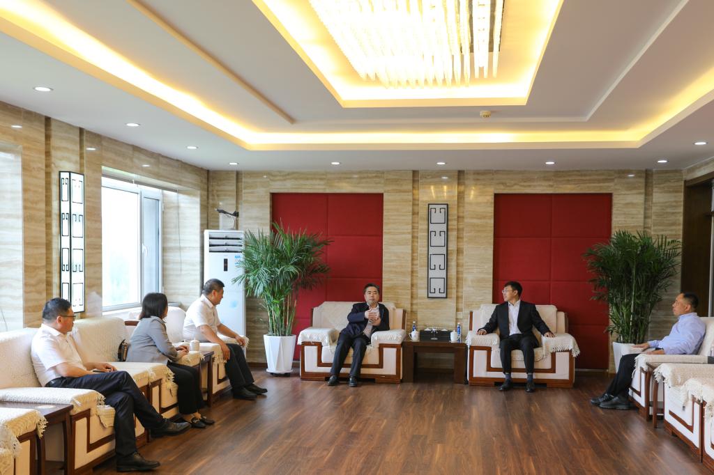 江蘇省海安市市委常委🦔、副市長郝三旺一行到校調研